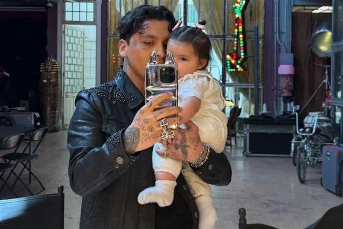 Captan a Christian Nodal con su hija Inti