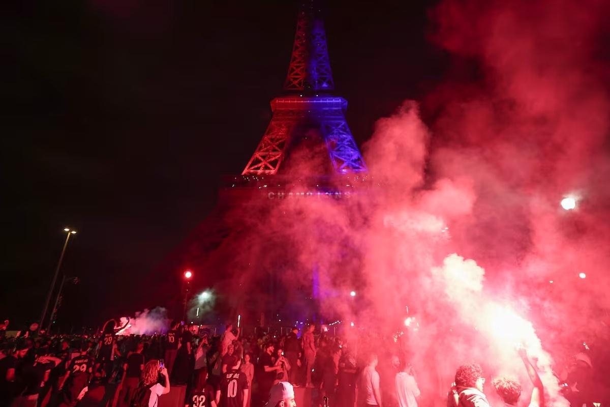 Dos muertos y más de 200 heridos, por festejos en París