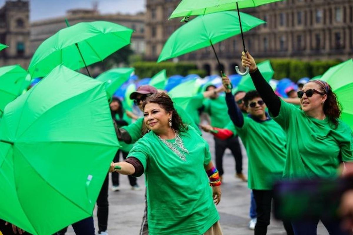 Clara Brugada rompe récord al presentar la bandera LGBTQ+ más grande del mundo