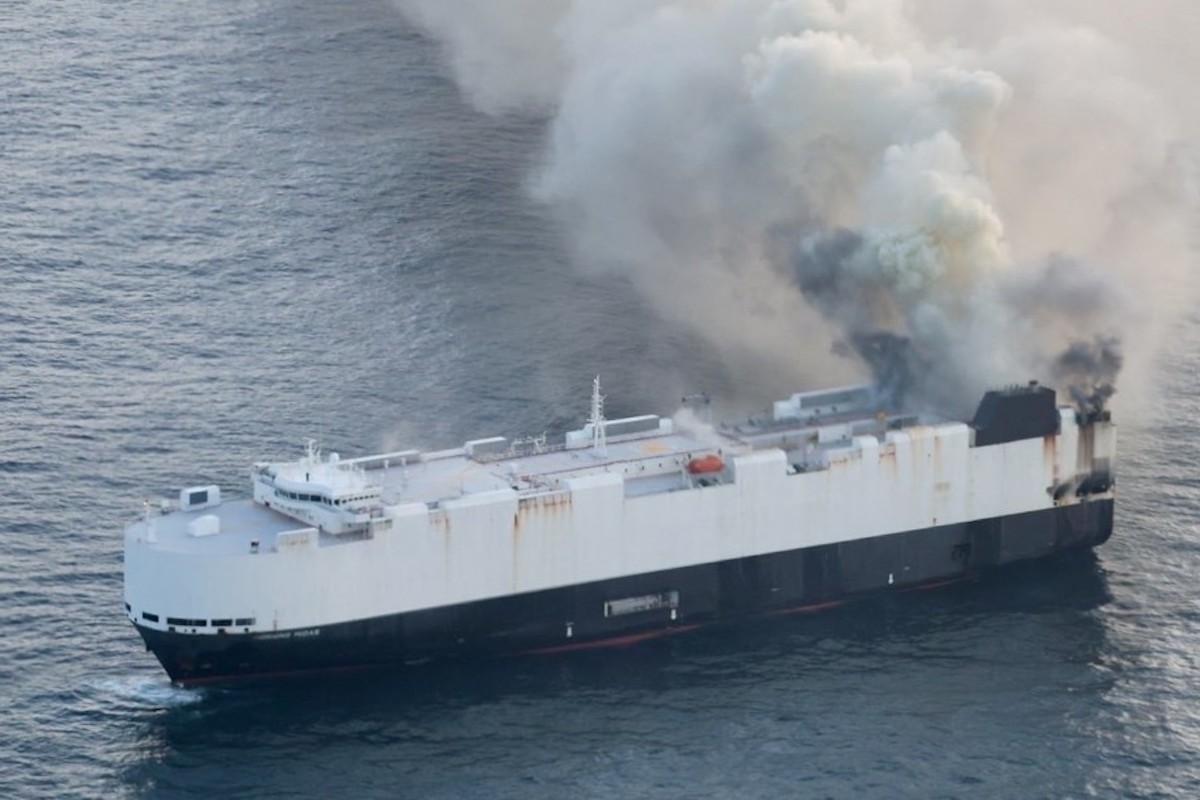 Se incendió un barco con 3 mil autos a bordo que tenían como destino México 