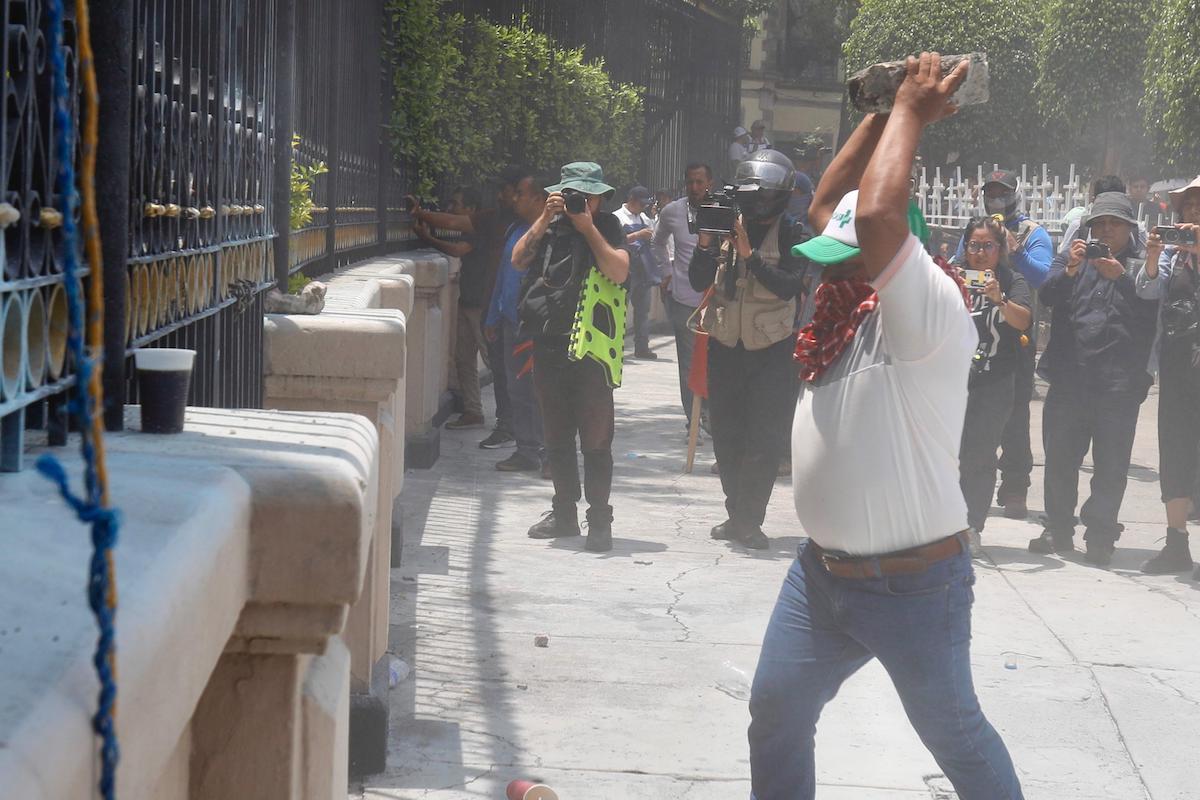Encapuchados intentan irrumpir en Segob; seguridad los dispersa con extintores