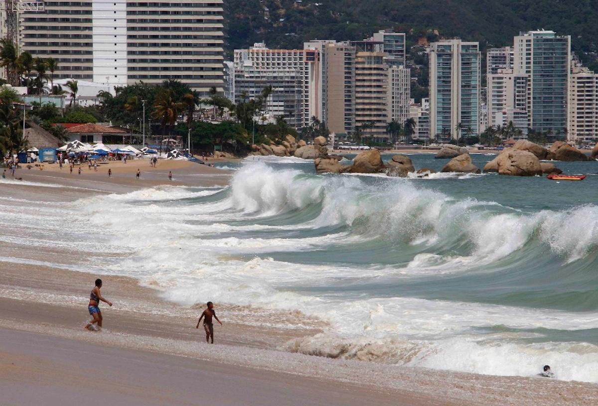 Mar de fondo sorprende a turistas en Acapulco