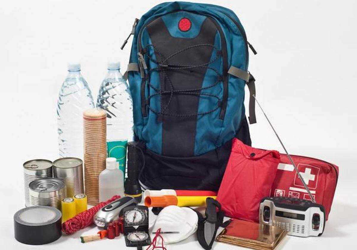 ¿Qué debe llevar una mochila de emergencia en caso de desastre?