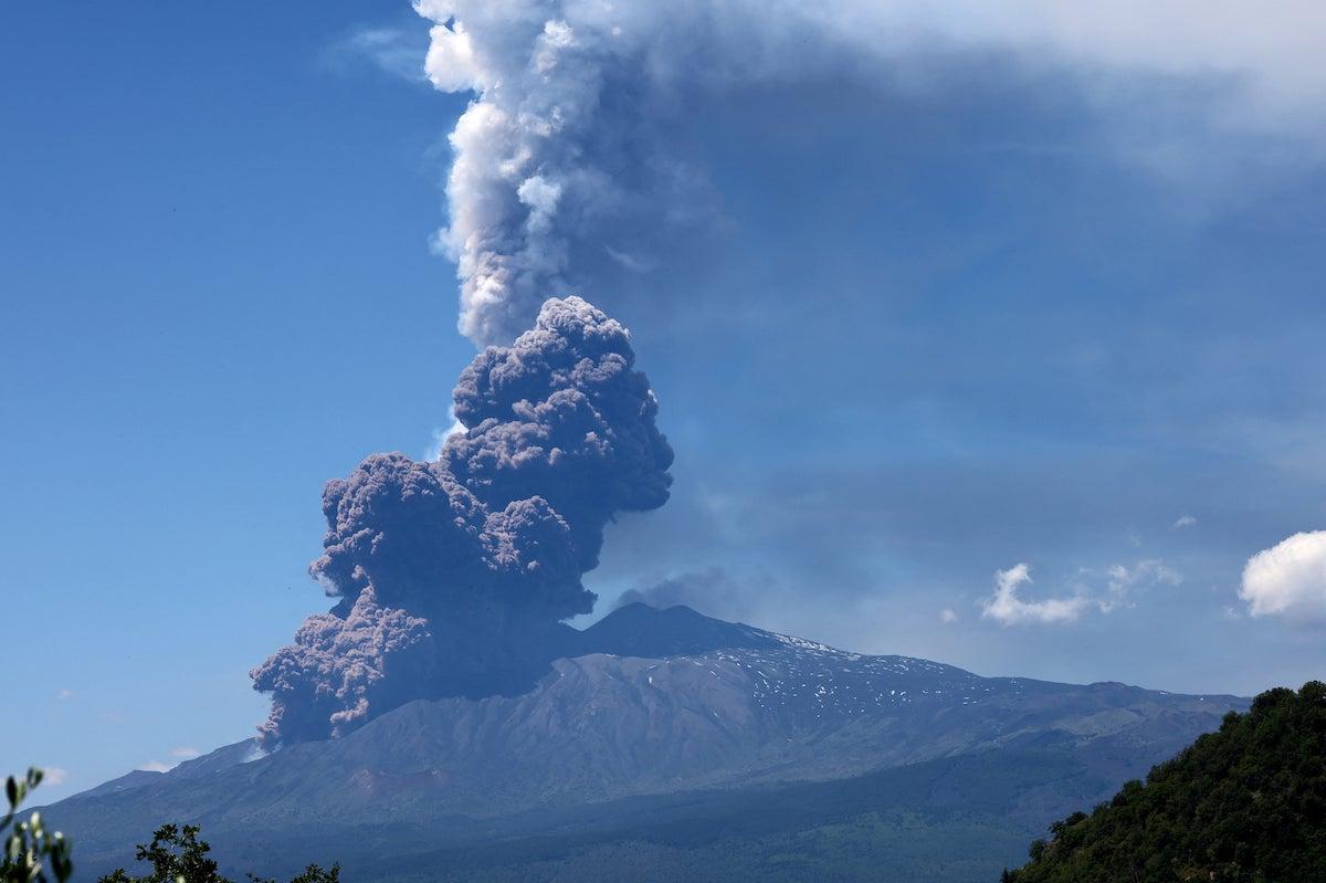Monte Etna entra en erupción