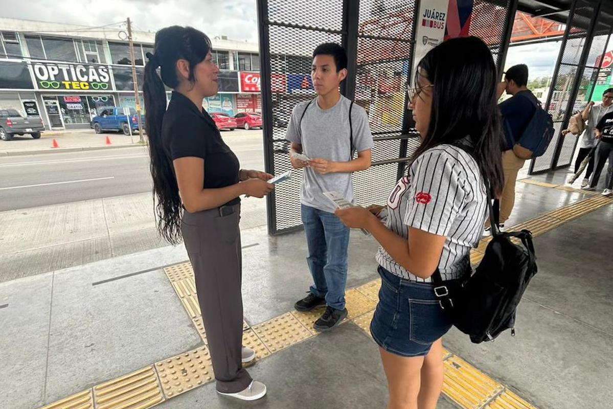 Entregan trípticos sobre derechos humanos a pasajeros de transporte en la frontera