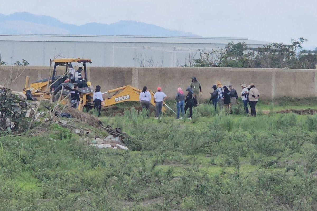 Localizan más bolsas con restos humanos en la fosa clandestina de Las Agujas