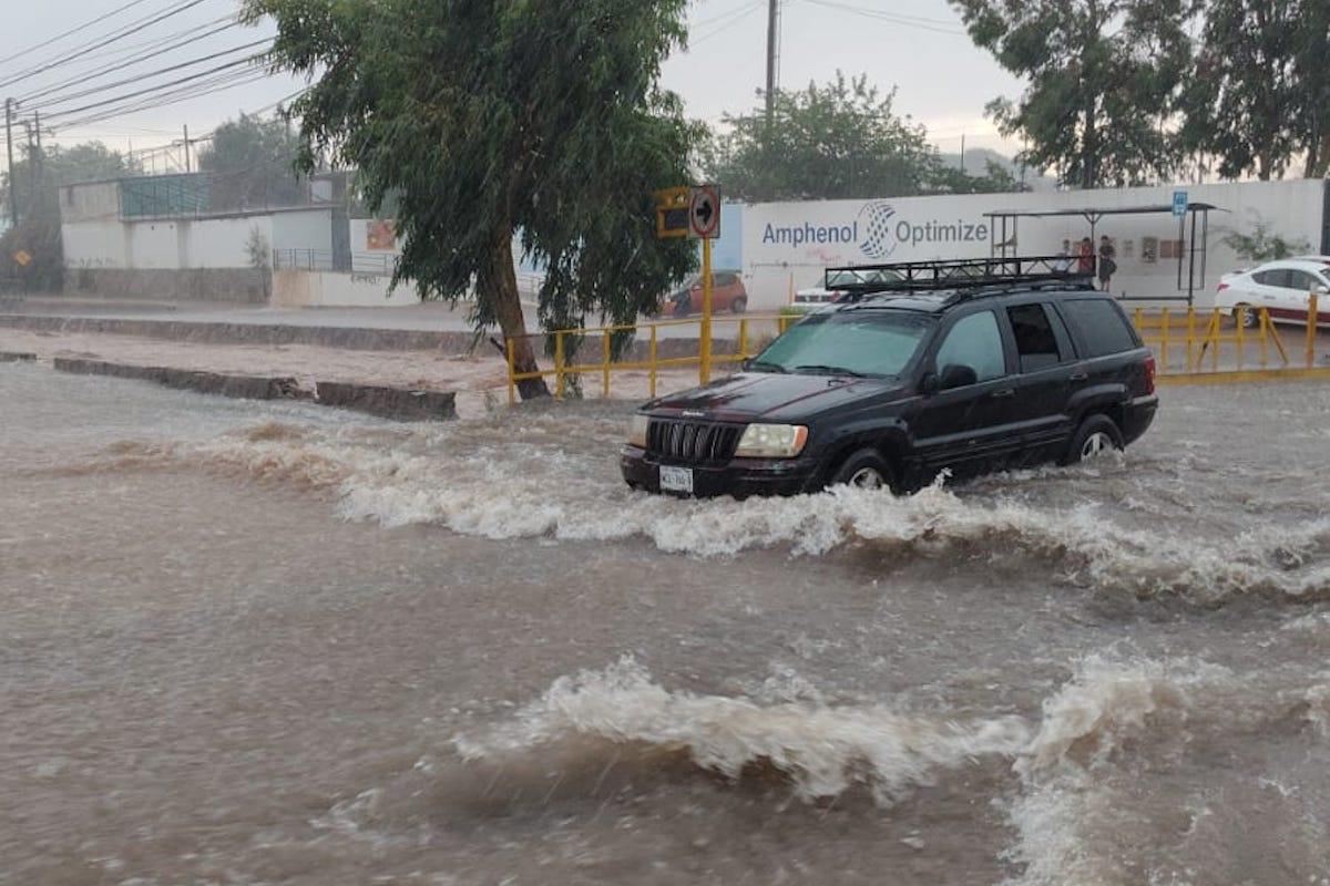 Rescatan a Familia Atrapada en Nogales