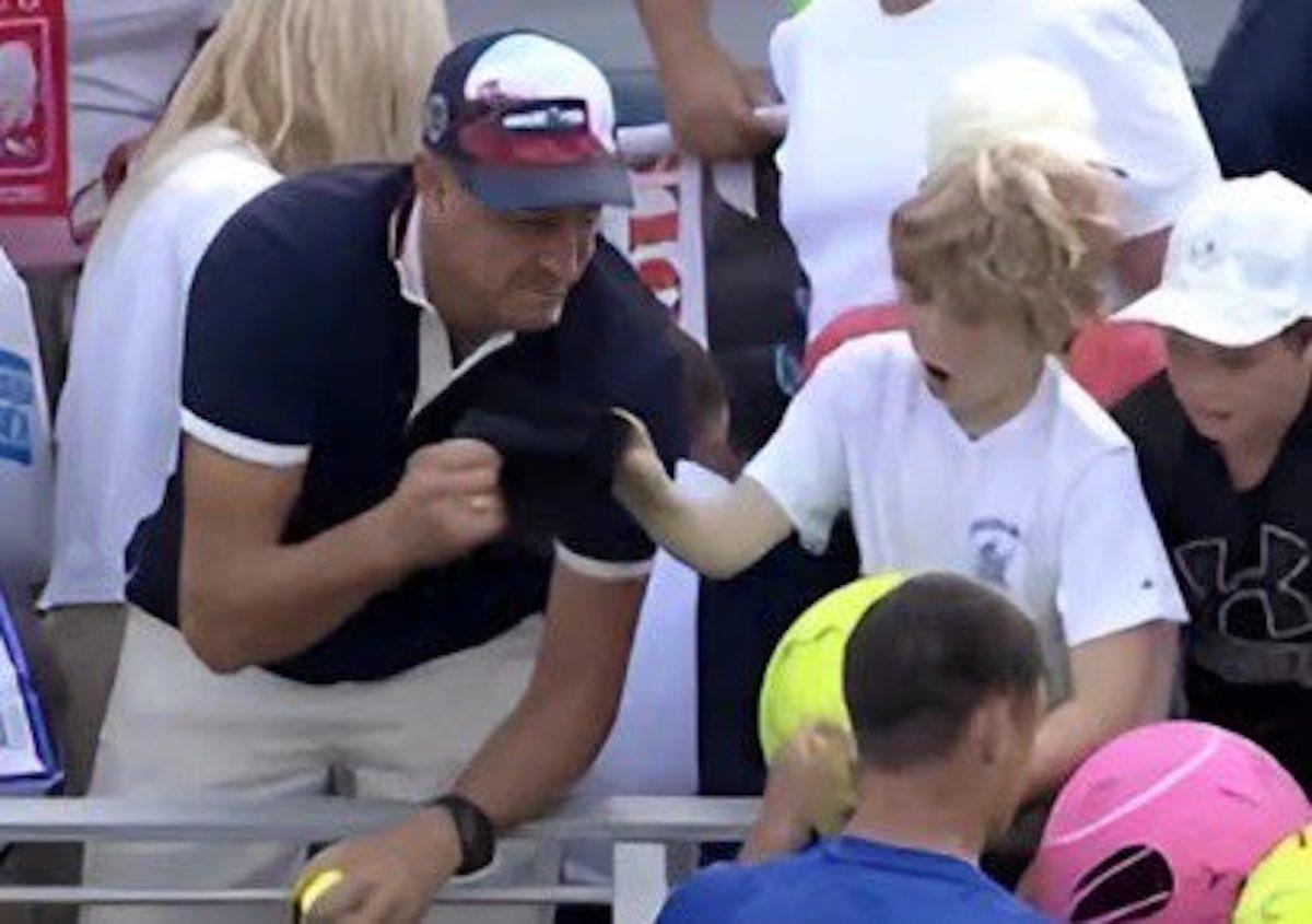 Empresario de Polonia, se hace viral por robarle una gorra a un niño en el US Open