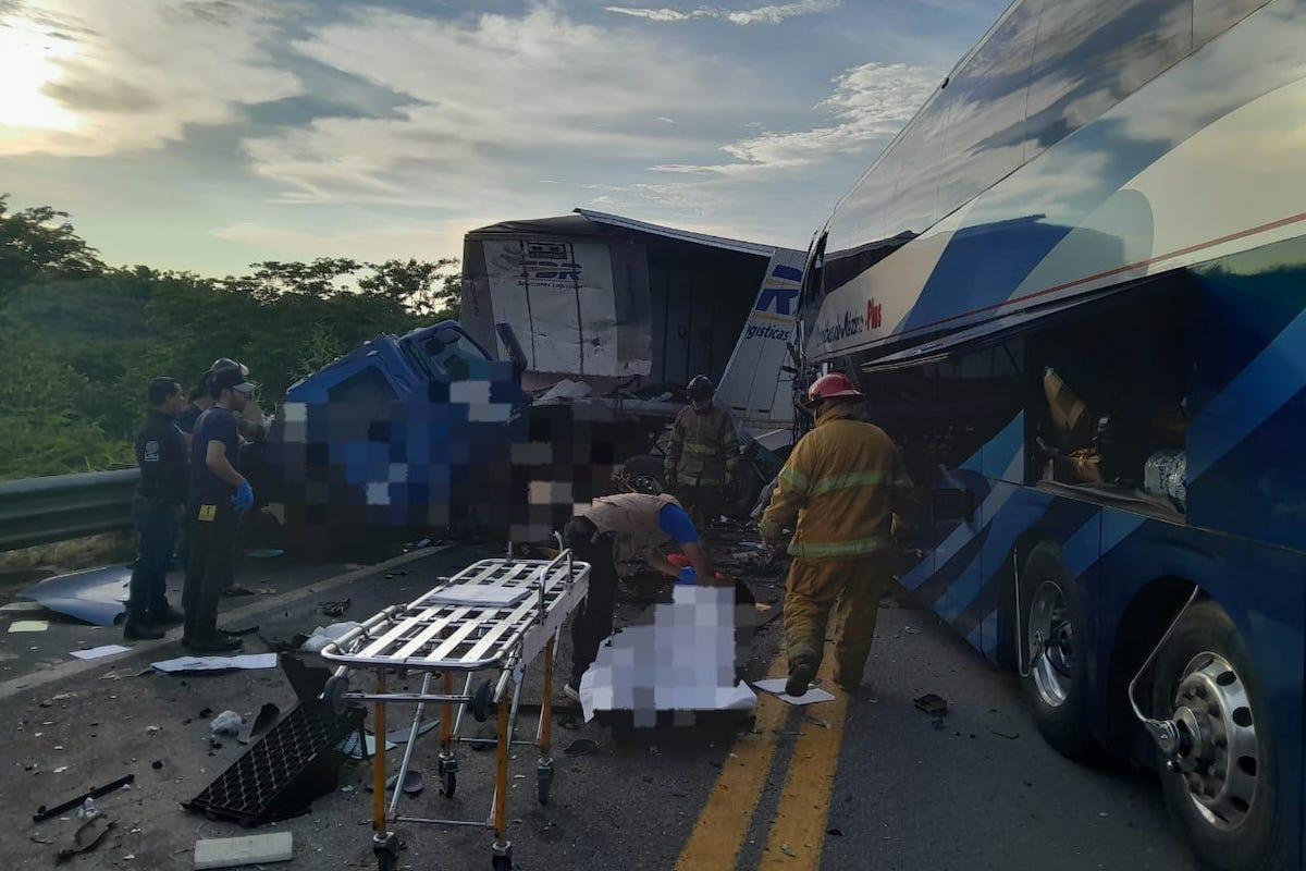 Accidente en la autopista Tepic – Mazatlán deja dos muertos