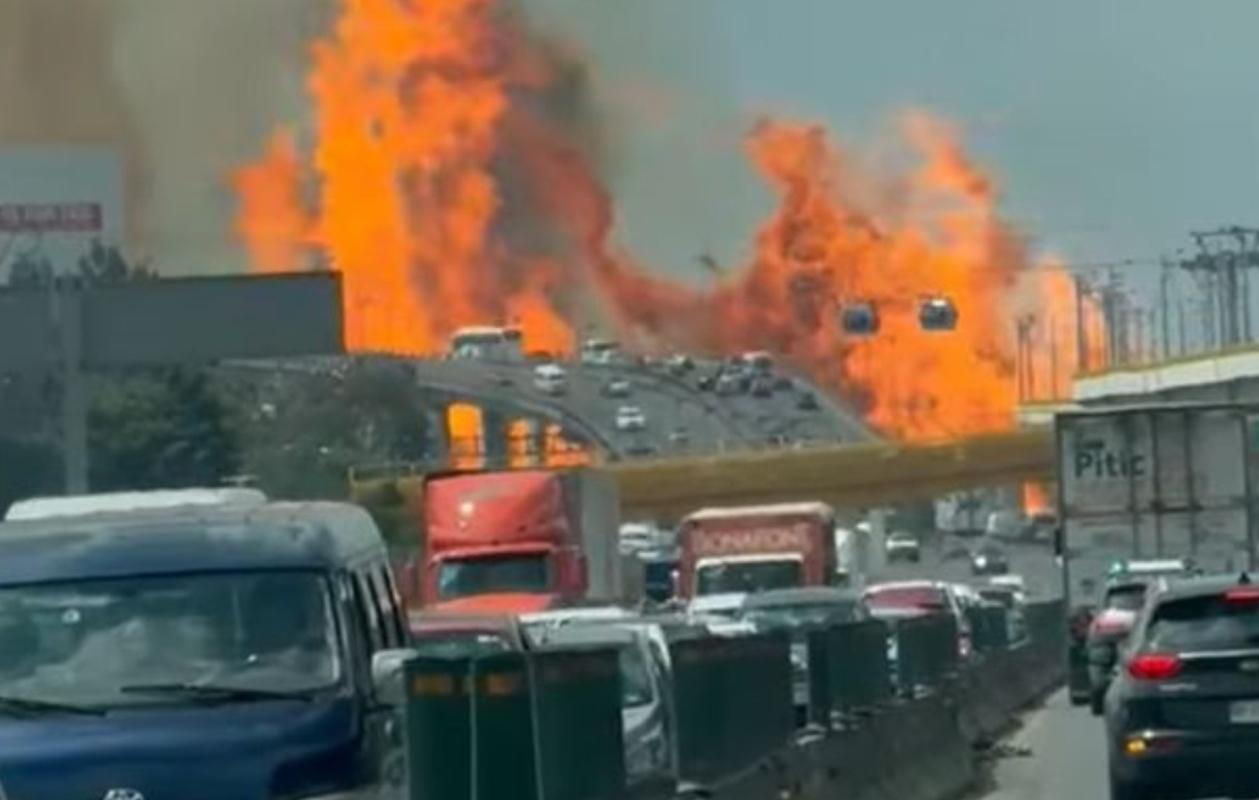 Explosión de pipa de gas en Iztapalapa provoca cierre del Metro y vialidades