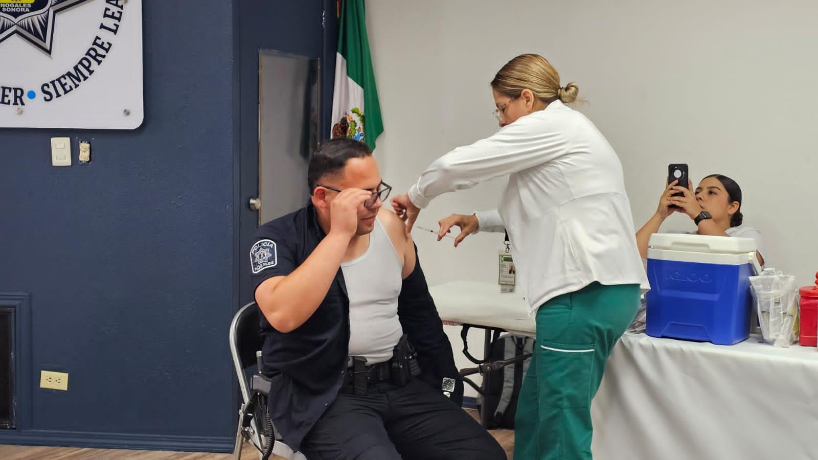 Vacunan contra el sarampión a elementos de la Policía y Tránsito de Nogales