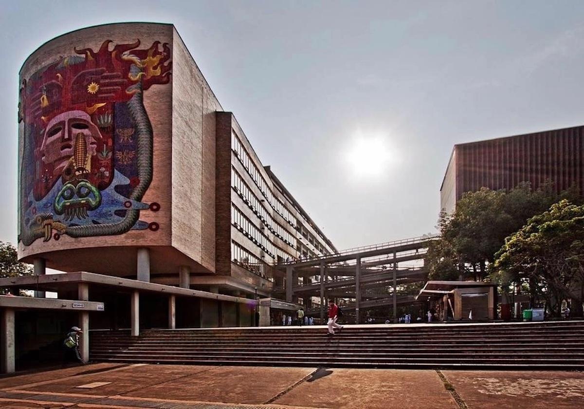 Encapuchados intentan tomar la Facultad de Medicina de la UNAM; clases siguen en línea