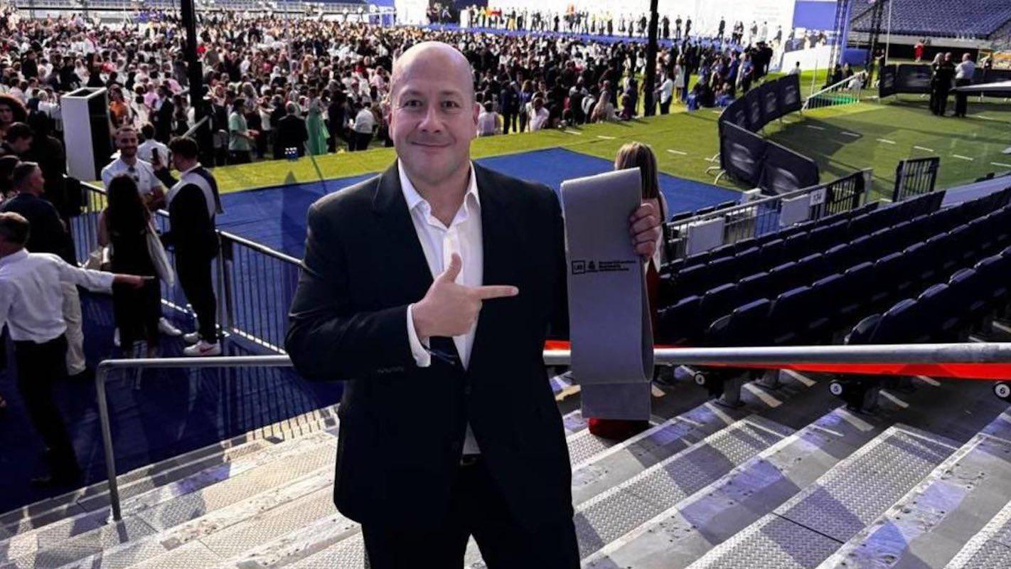 Enrique Alfaro se va al fútbol