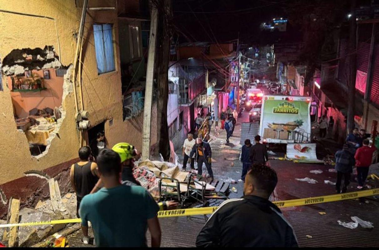 Camión de refrescos pierde el control y destruye dos viviendas en Santa Fe