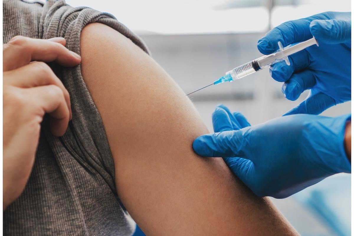 Autoridades recomiendan vacunarse contra COVID-19 e influenza ante la llegada del invierno