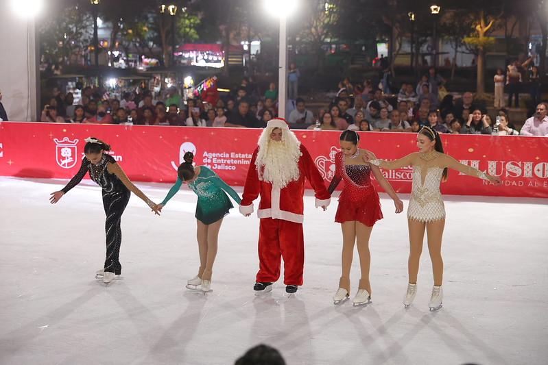 Estrenan pista de hielo en Zapopan