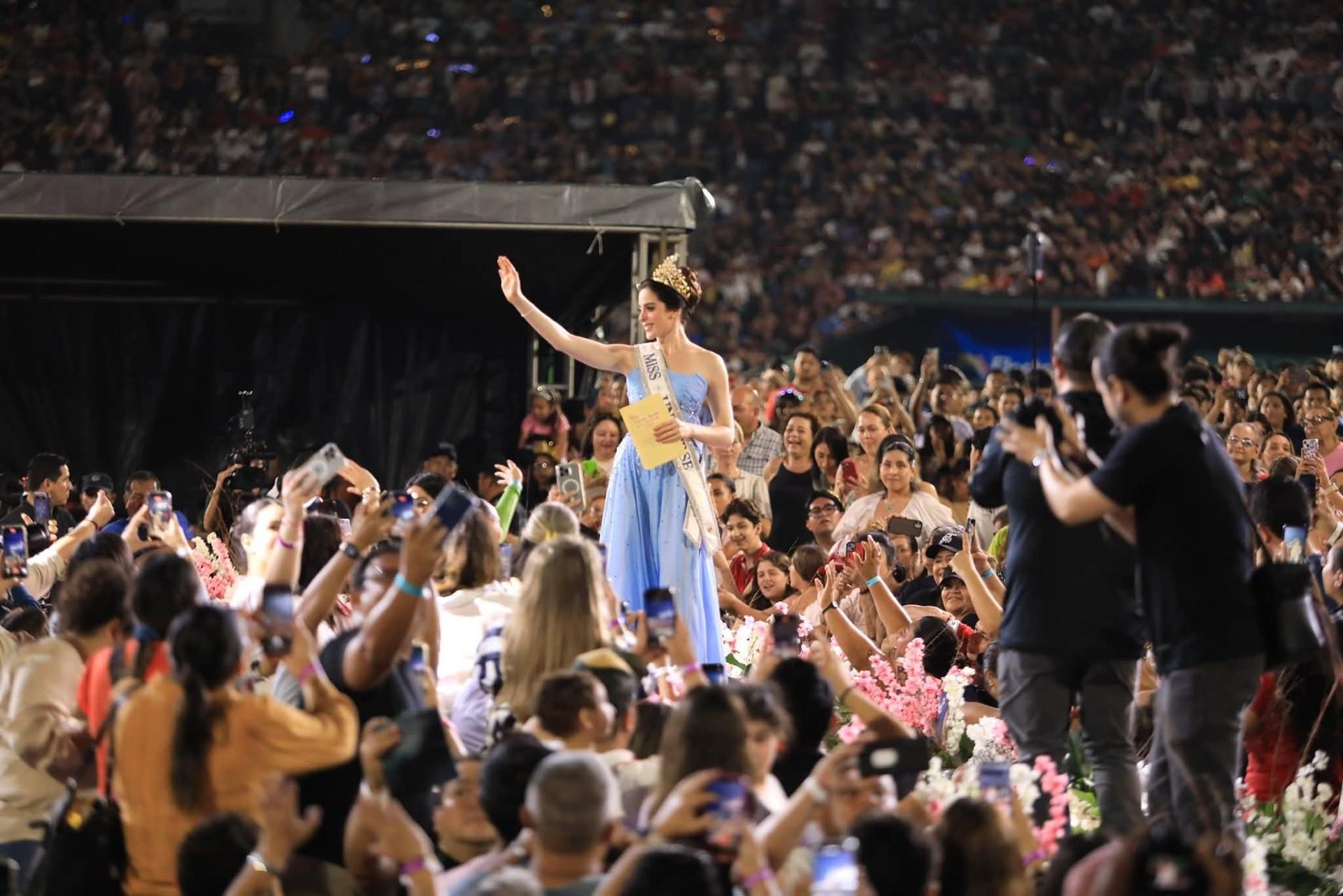 Miles de personas reciben a Fátima Bosch en Tabasco