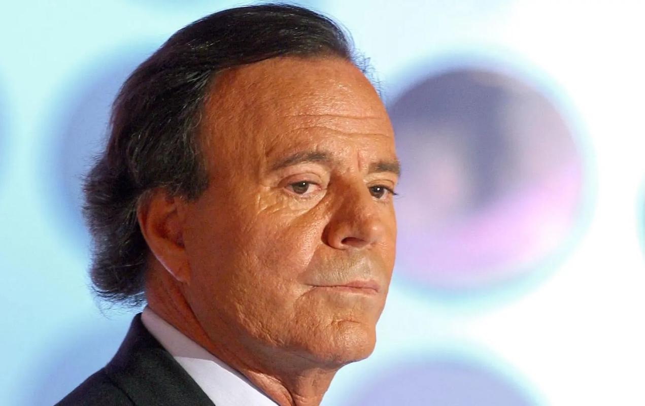 Julio Iglesias está bajo investigación por presunta agresión sexual a empleadas