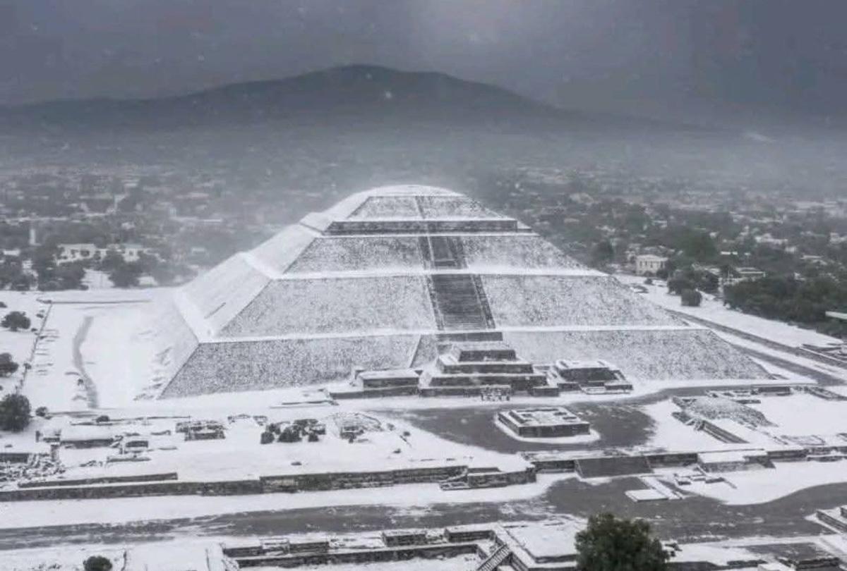 Granizada cubre de blanco a Teotihuacán, incluidas las pirámides