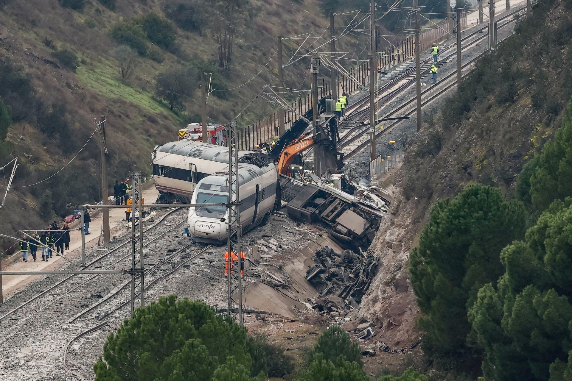 Asciende a 40 personas fallecidas por accidente de trenes en España