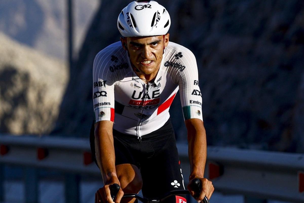 Isaac del toro embiste el desierto y se mete de lleno por la lucha del título en el UAE