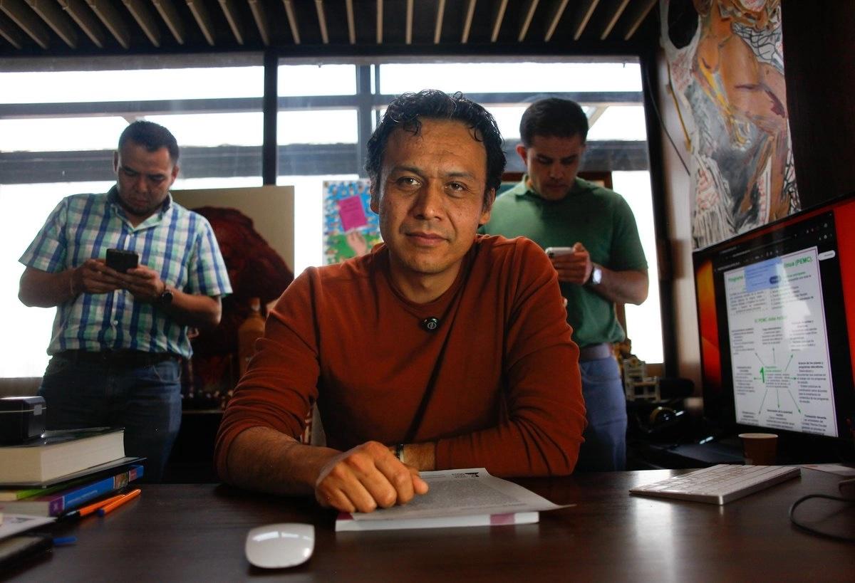 Increpan a Marx Arriaga en Aeropuerto de Chihuahua 