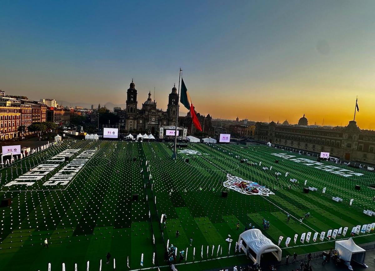 México rompe récord con clase masiva de fútbol en el Zócalo
