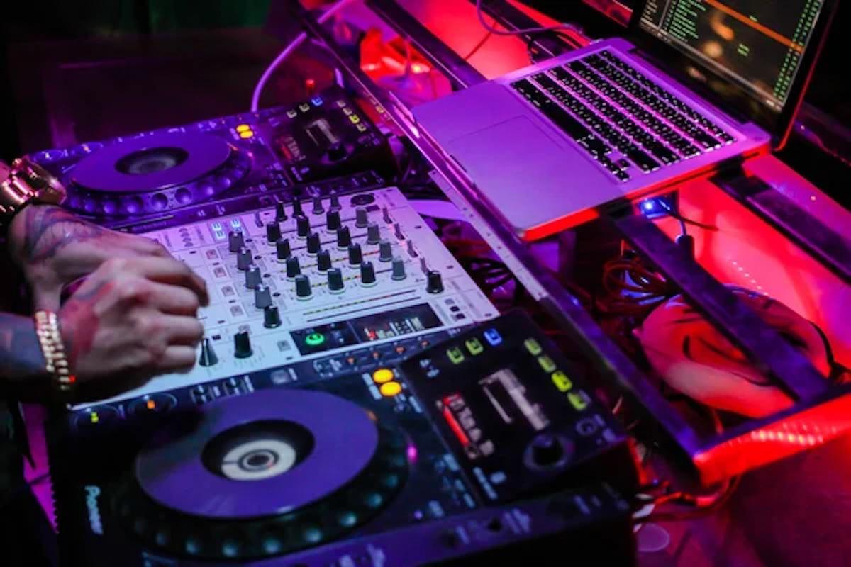 Los DJ, los beats que dan vida a la radio