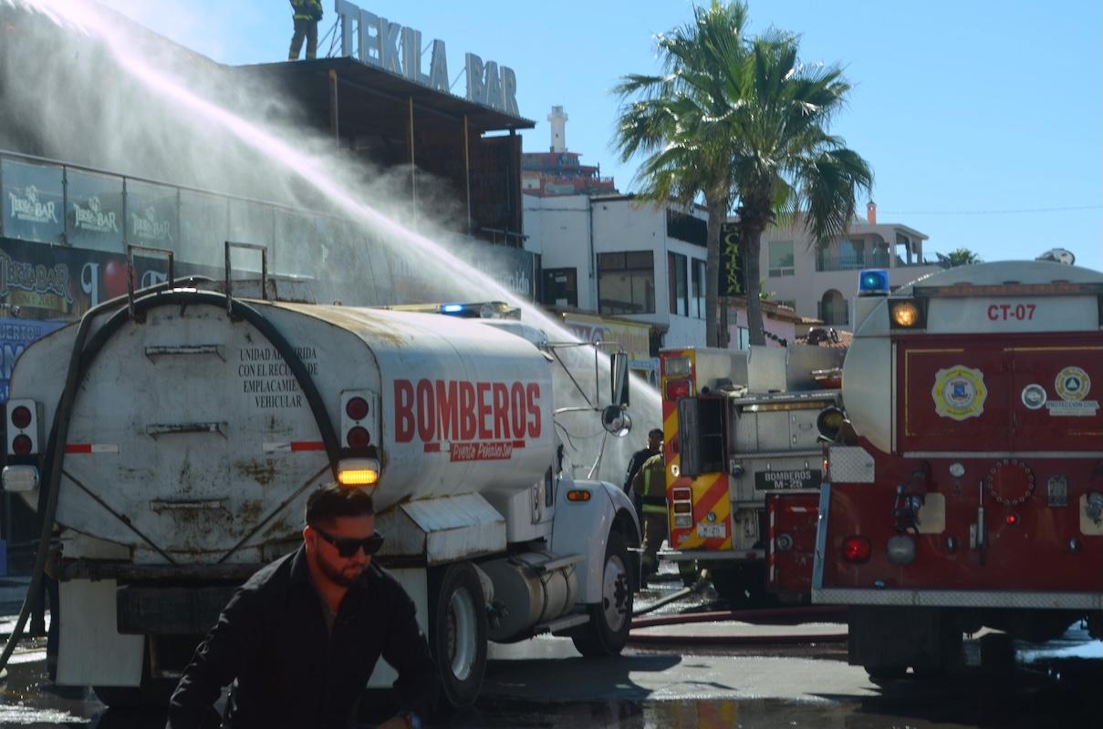 Incendio devasta tres negocios en pleno Malecón a días de Semana Santa