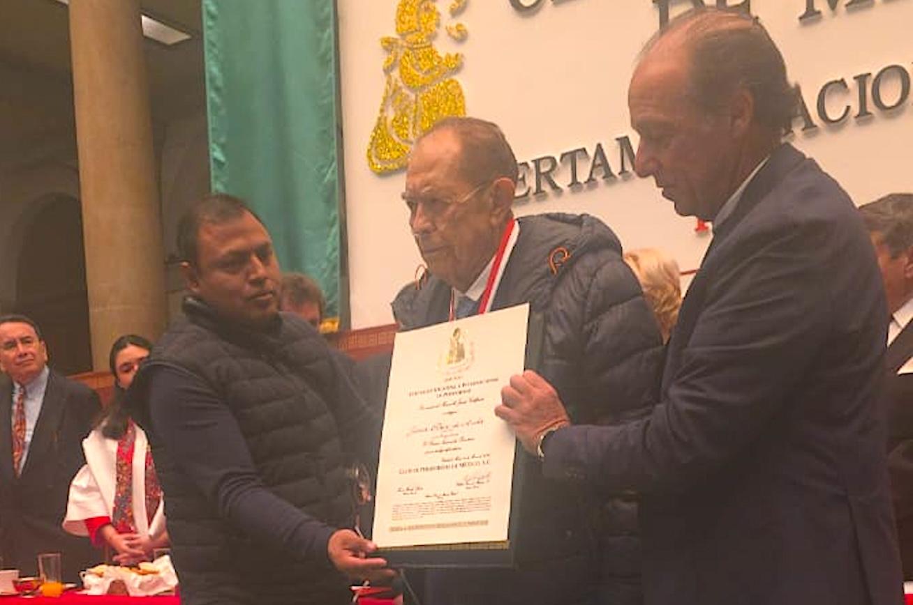 Una vida al aire: Javier Pérez de Anda recibe el Premio Nacional de Periodismo