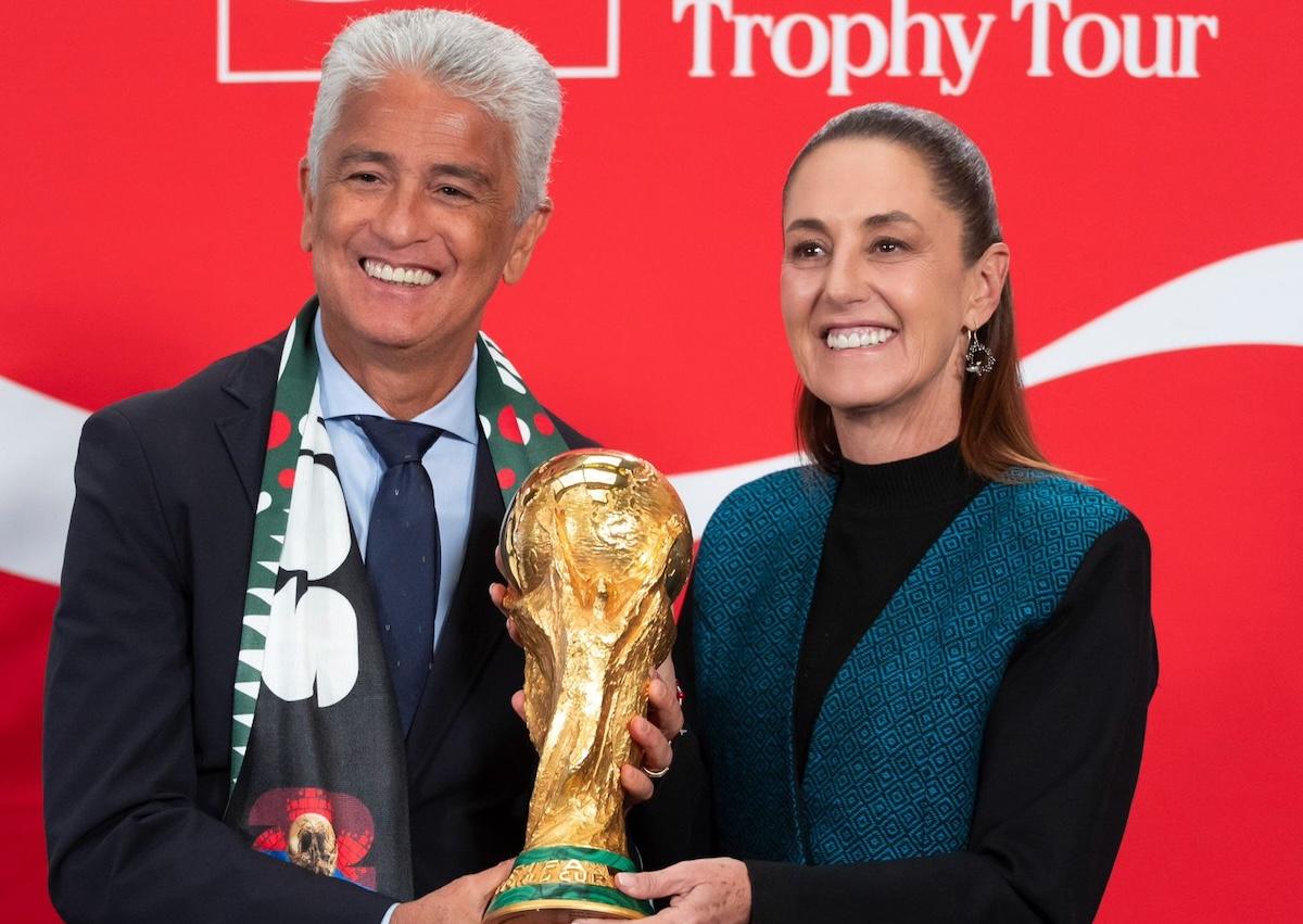 Sheinbaum presenta el trofeo de la Copa Mundial de la FIFA 2026 en Palacio Nacional