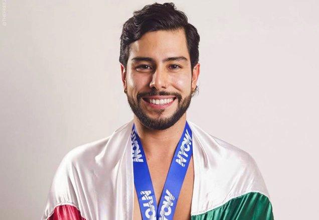 David Olvera cruzó nadando de Cozumel a Cancún 