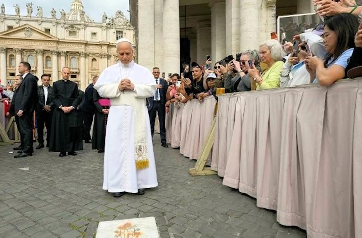 Papa León XIV se arrodilla en el sitio del atentado a Juan Pablo II en San Pedro