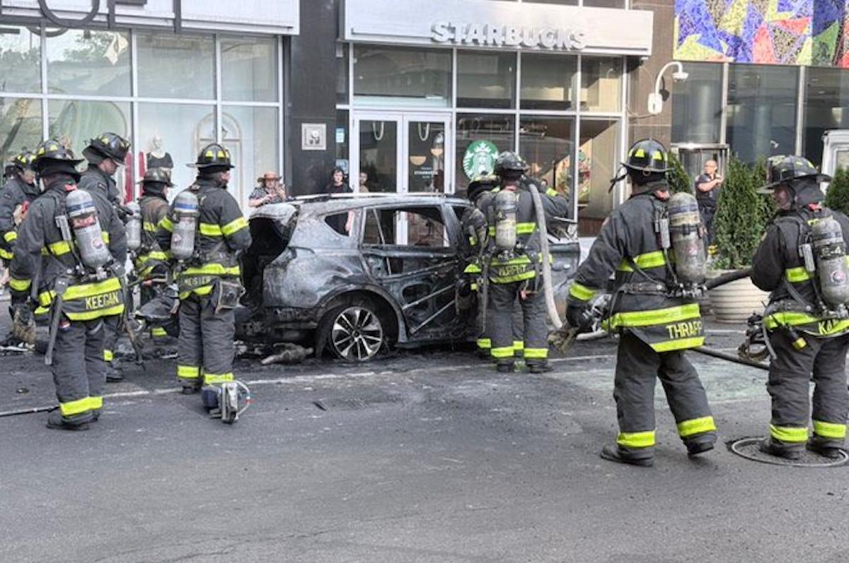 Viral: Explota automóvil en Wall Street