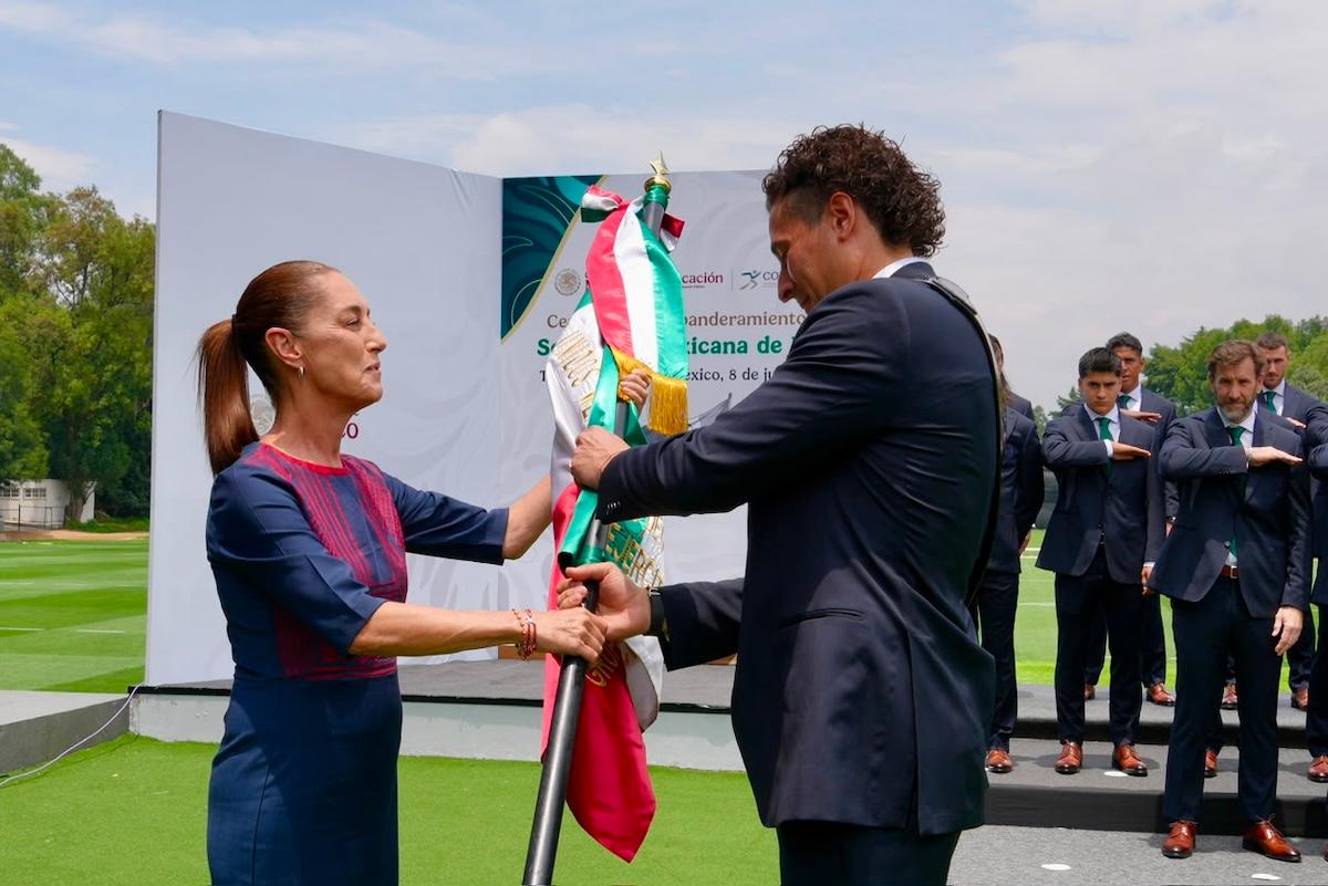 Claudia Sheinbaum abanderó a la selección mexicana de fútbol