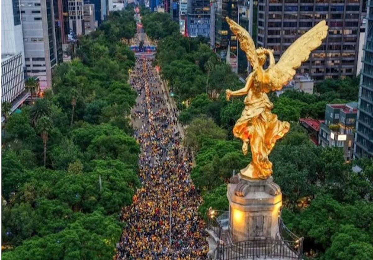 Colombianos tomaron el Ángel de la Independencia