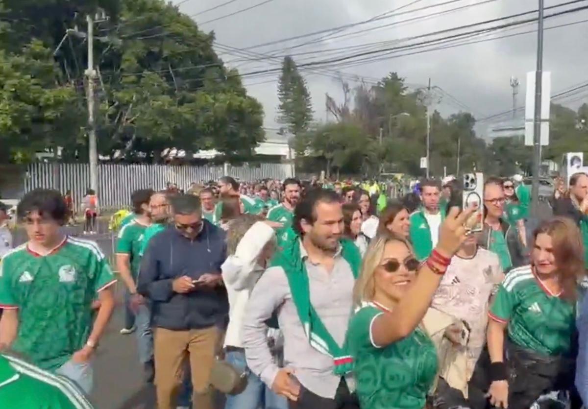 Aficionados comienzan a llegar al Estadio Ciudad de México