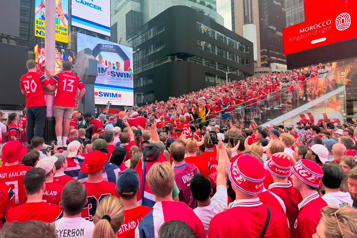 Aficionados de Noruega toman Times Square con coreografía vikinga