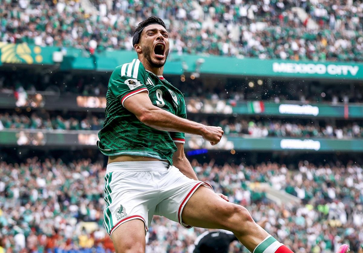Raúl Jiménez anota su primer gol en un Mundial 
