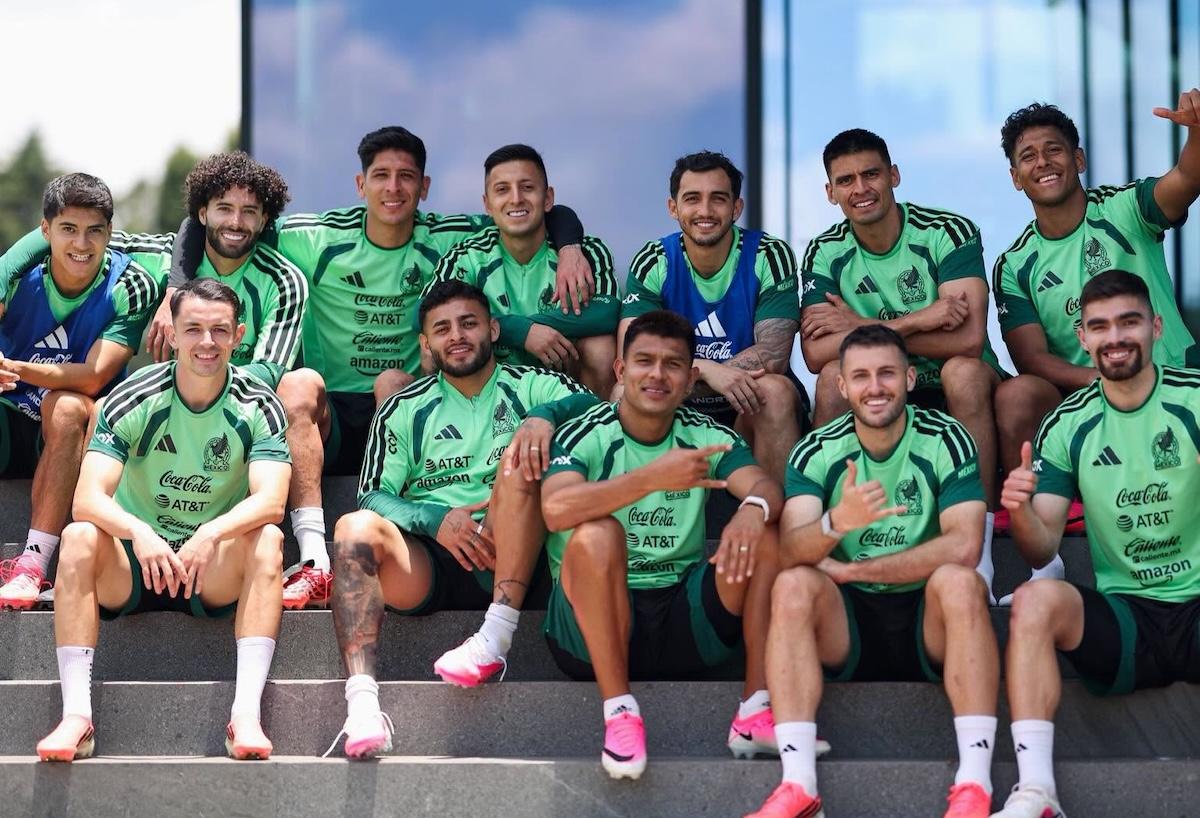 Santi Giménez comparte imágenes inéditas de la Selección Mexicana