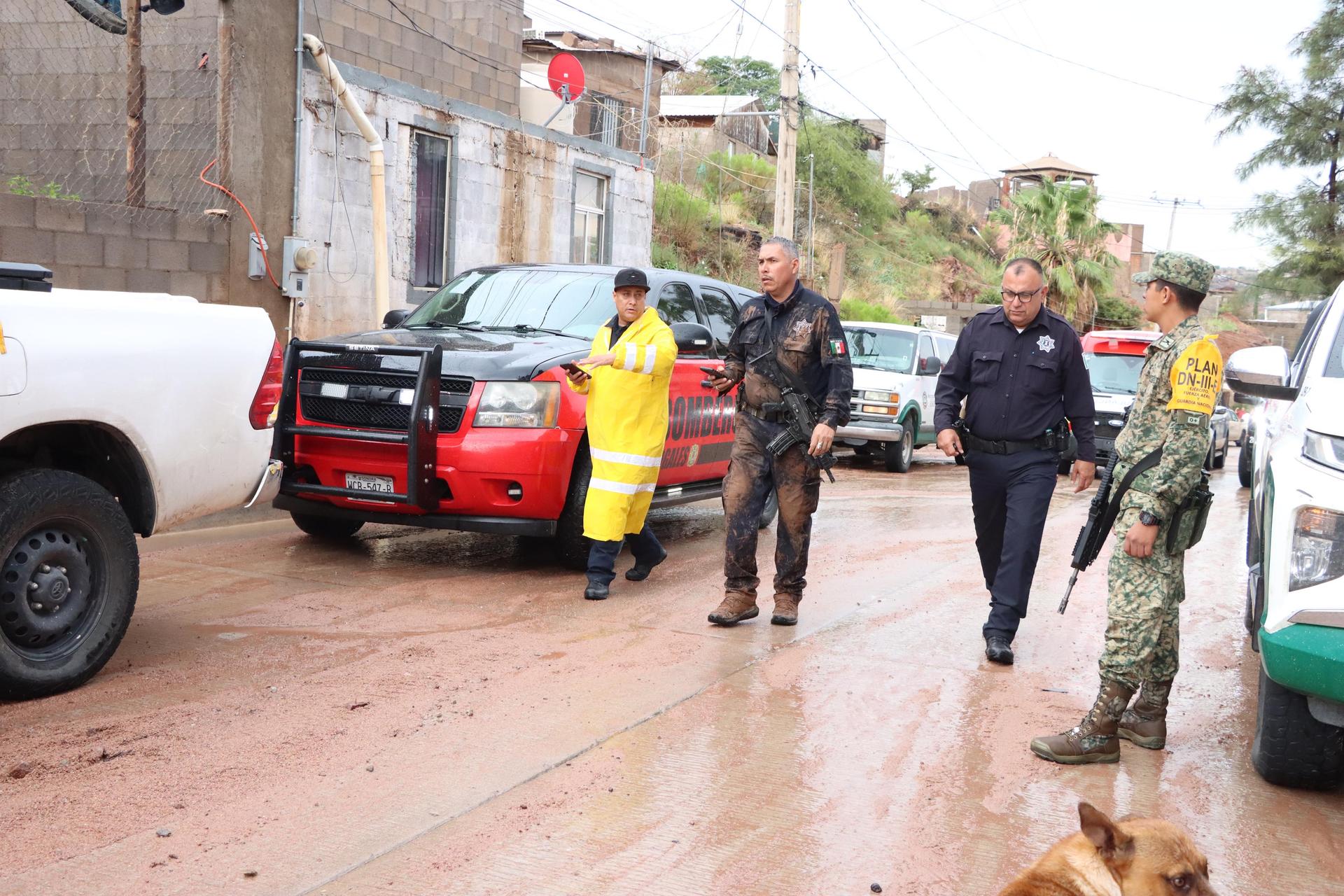 Atienden emergencia por deslave en Jardines de la Montaña en Nogales