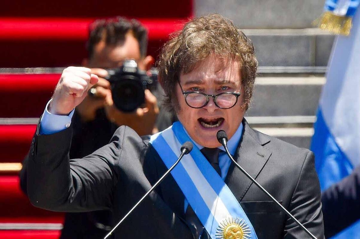 Milei firma decreto para expulsar a quienes hagan campaña contra Argentina 