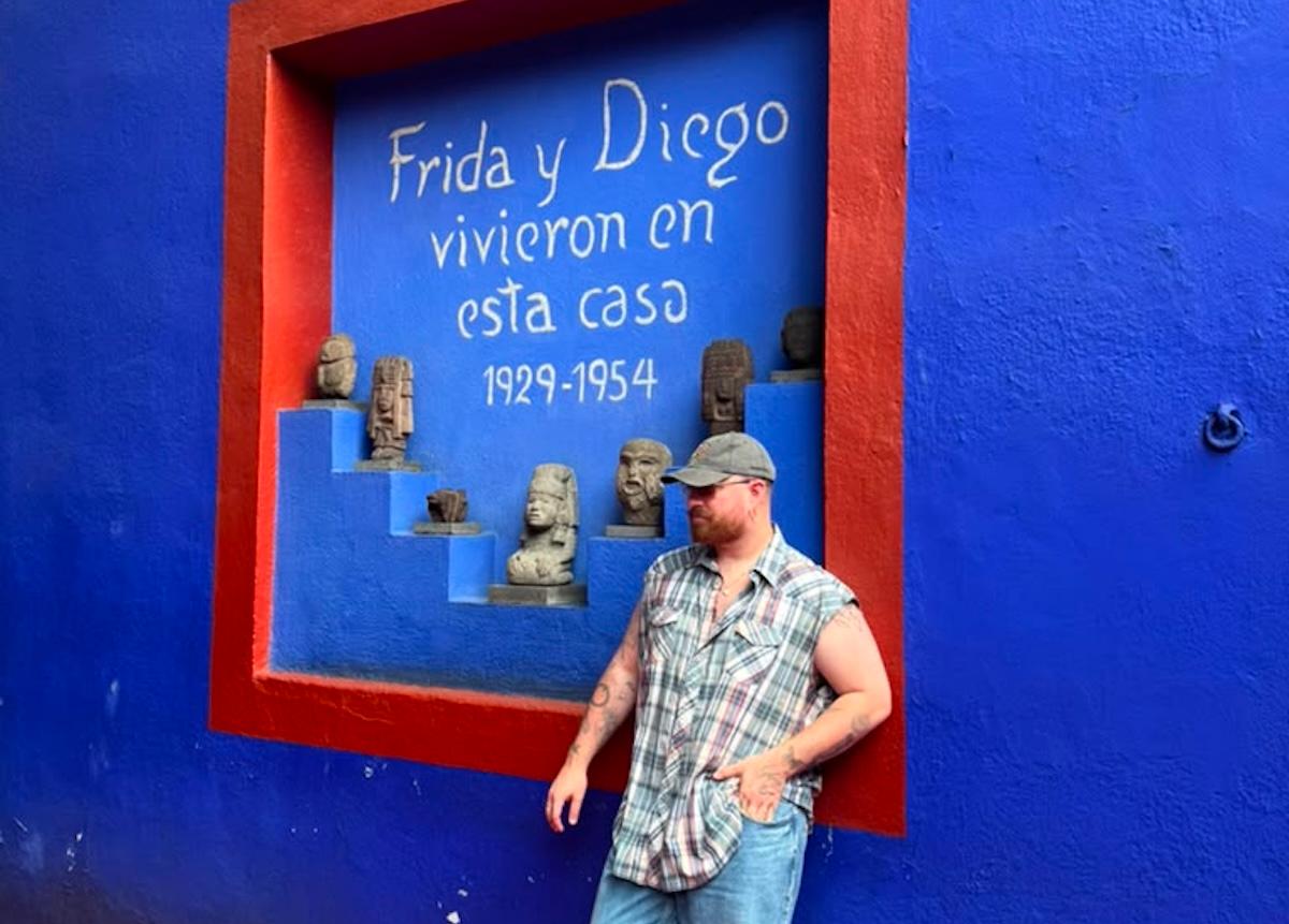 Sam Smith visita “el santuario” de Frida Kahlo 