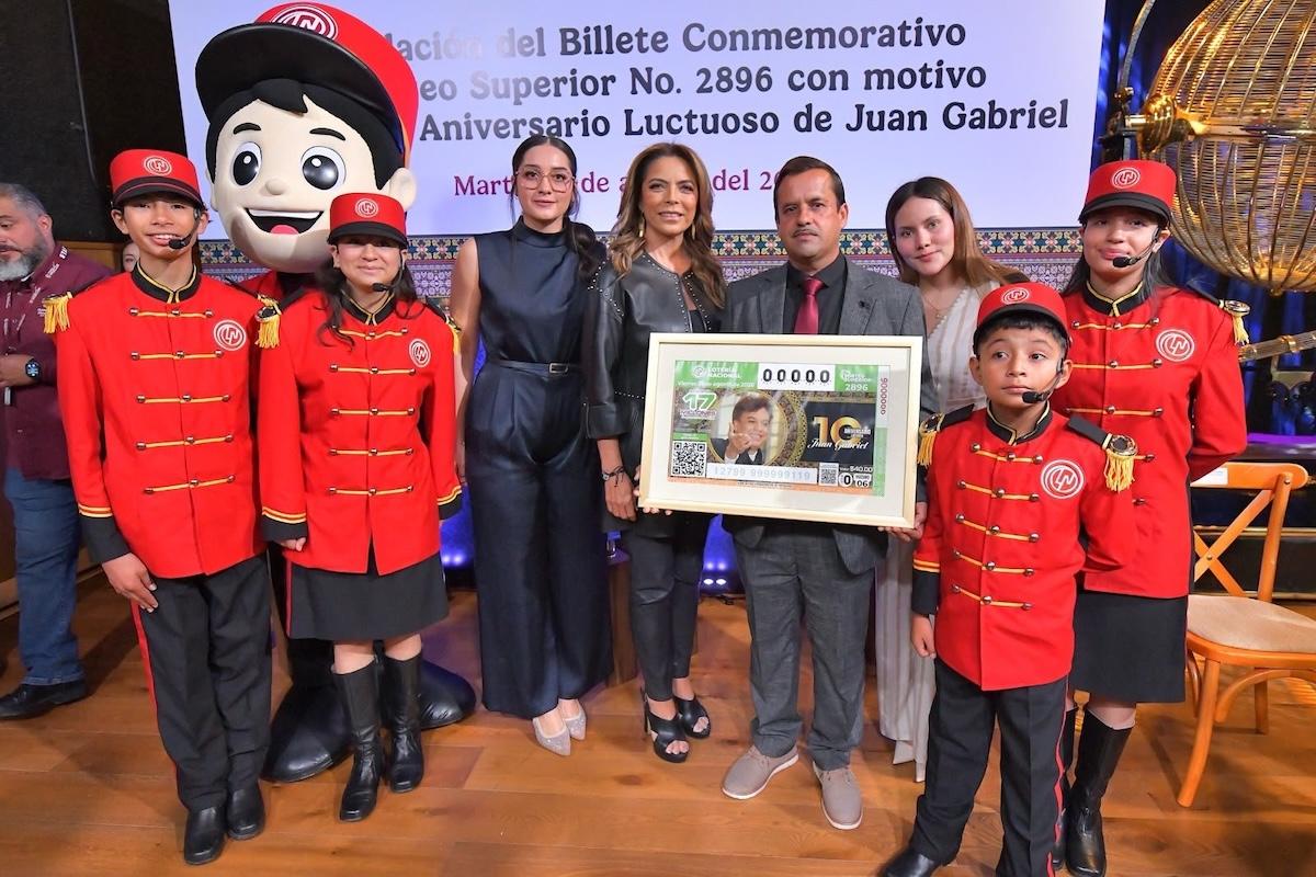 Lotería Nacional rinde homenaje a Juan Gabriel