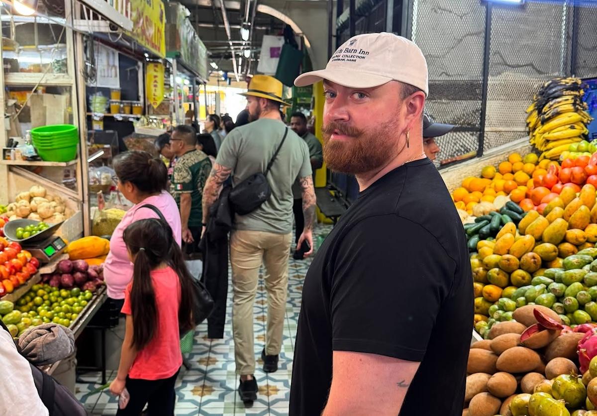 Sam Smith sorprende en Guadalajara al comer tacos en un mercado antes de su concierto