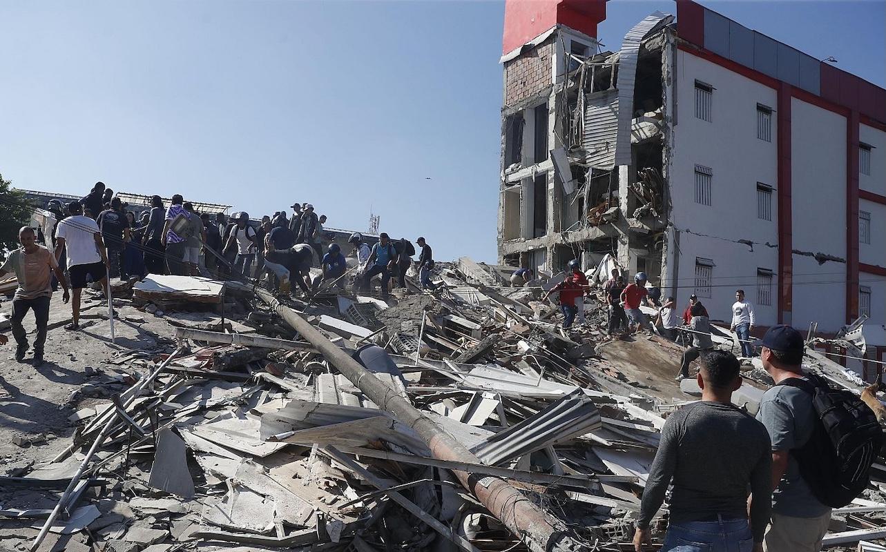 Aumenta a 240 la cifra de muertos por terremoto de 7.4 en Colombia