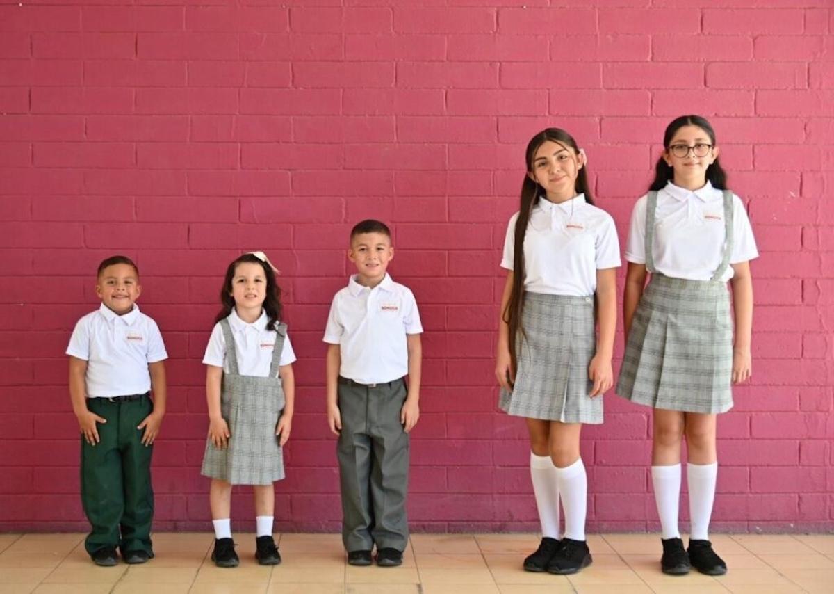Uniformes escolares llegan a Puerto Peñasco