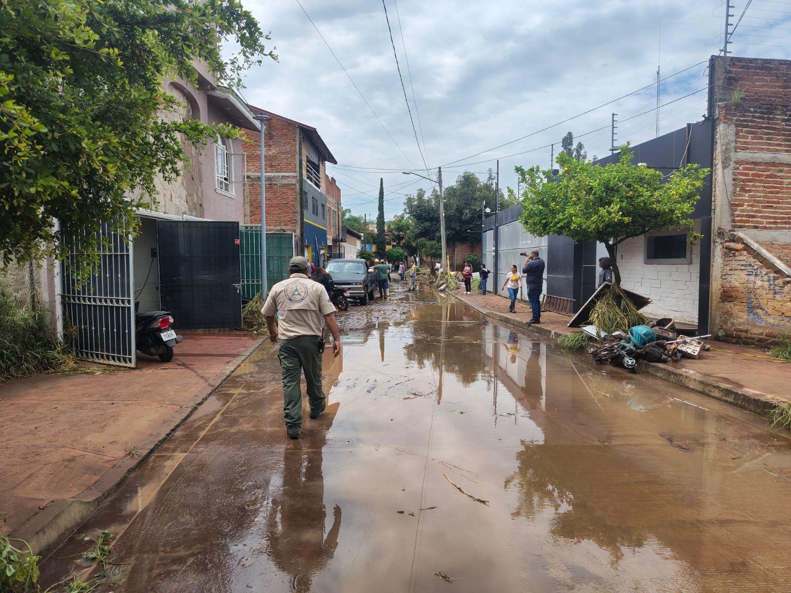 Arroyo se desborda por lluvias y causa inundaciones en Zapotlanejo, Jalisco