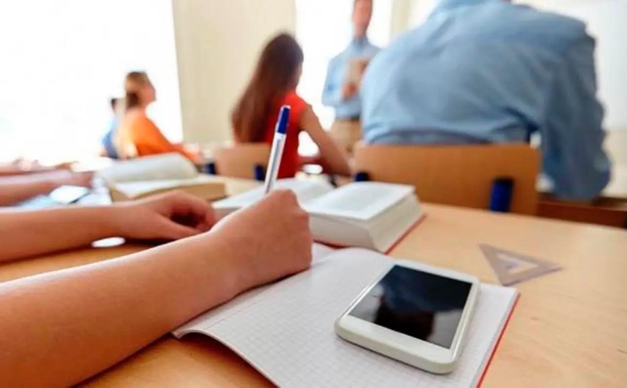 Regular celulares en escuelas no basta; debe atenderse su uso en todos los espacios