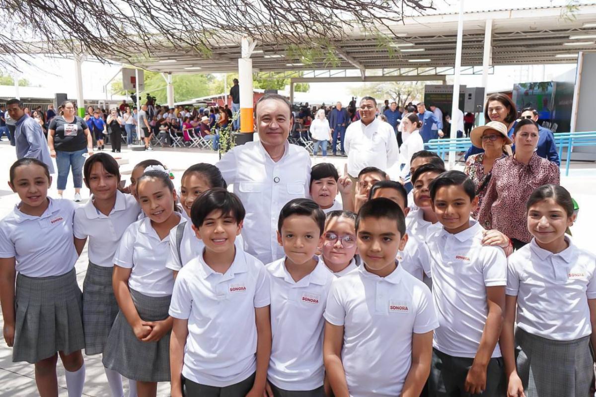 Arranca Sonora de manera exitosa ciclo escolar con entrega de uniformes y libros de texto gratuitos